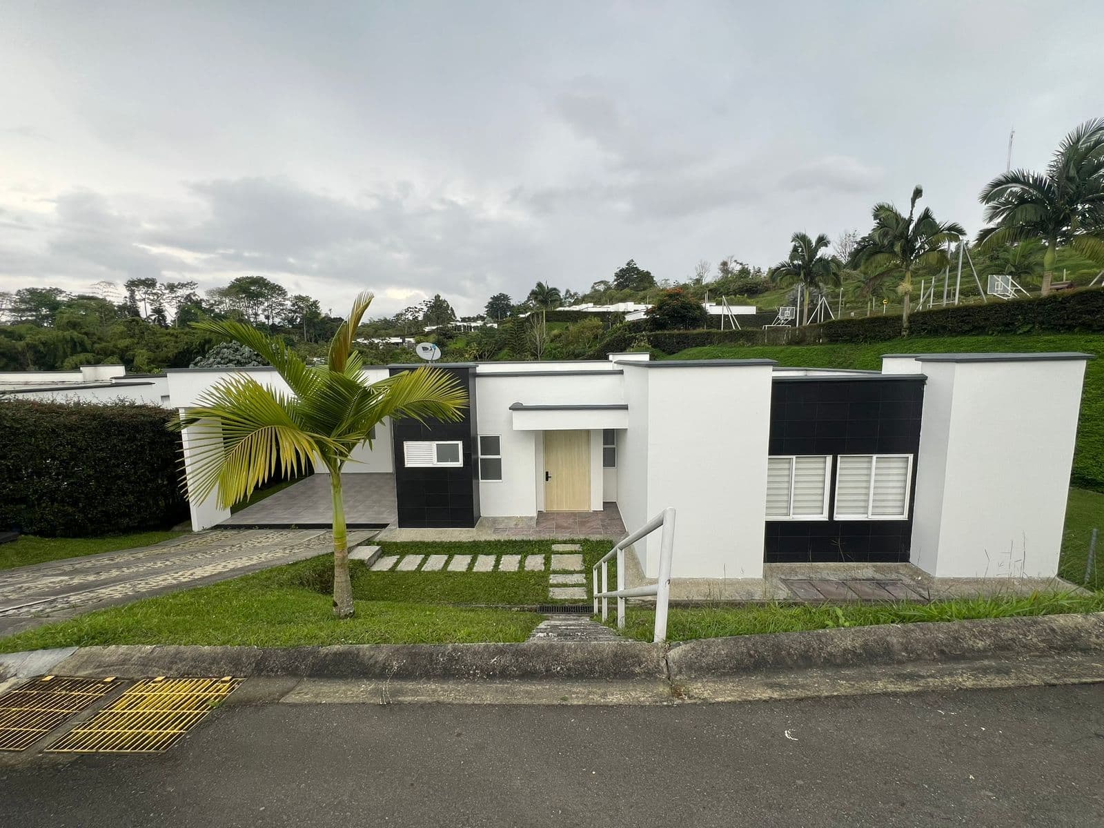 Amplia casa campestre para la venta en condominio